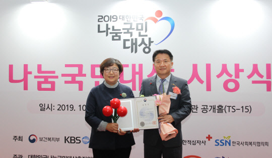 정일조 HUG 수도권지역본부장(오른쪽)이 보건복지부 장관 표창을 수상한 후 김연순 사회복지공동모금회 사무총장(왼쪽)과 기념촬영을 하고 있다. <HUG 제공>